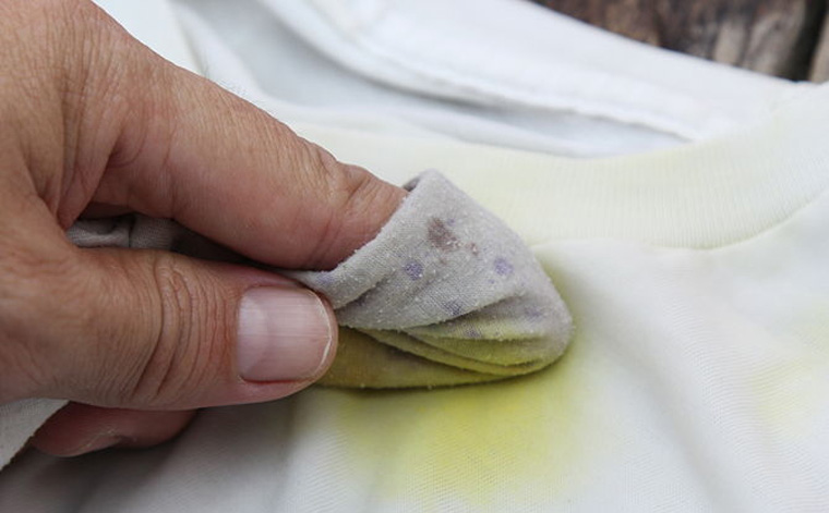 Tẩy vết sơn trên quần áo không khó nếu biết cách - Thợ Điện Lạnh