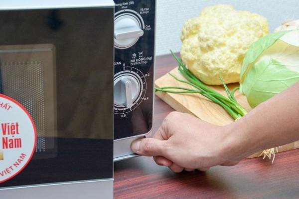 Lò vi sóng bị nhiễm điện khắc phục như thế nào