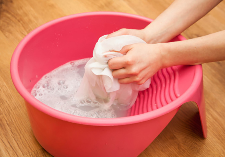 TUYỆT CHIÊU tẩy sạch vết máu trên quần áo